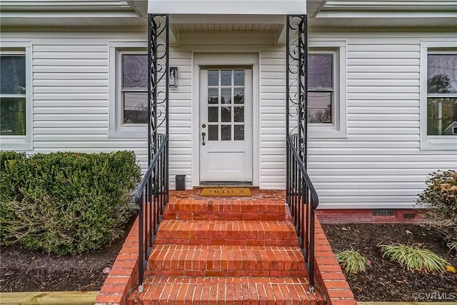 entrance to property featuring crawl space