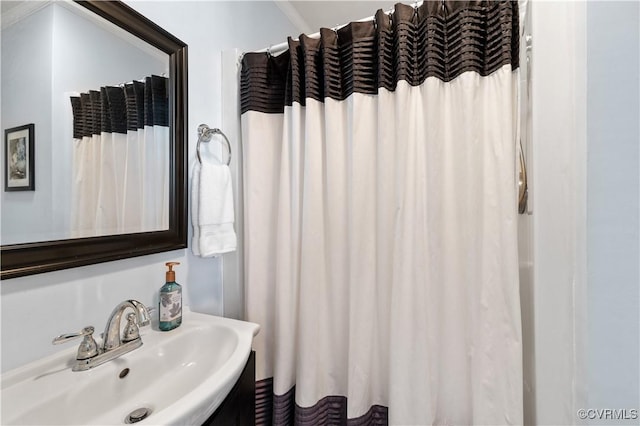 full bath featuring a shower with curtain and a sink