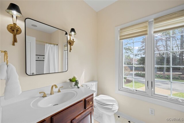 full bathroom featuring toilet, a shower with shower curtain, and vanity