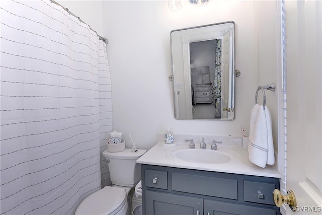 full bath with toilet, a shower with shower curtain, and vanity