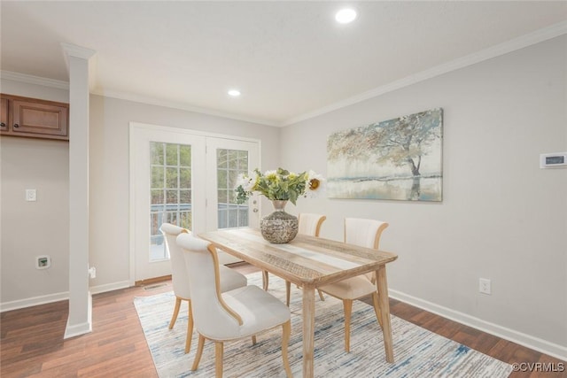 dining area with baseboards, recessed lighting, light wood-type flooring, and crown molding