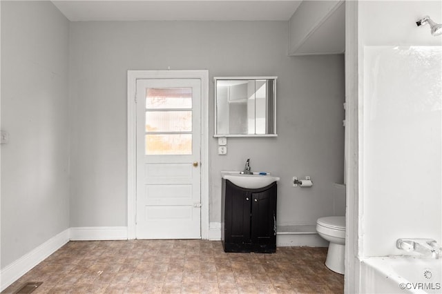 full bath featuring baseboards, visible vents, toilet, a tub, and vanity