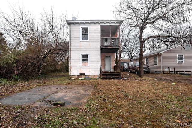 view of front of property with a balcony