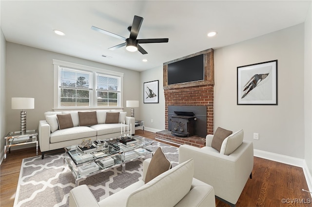 living area featuring recessed lighting, wood finished floors, a ceiling fan, and baseboards