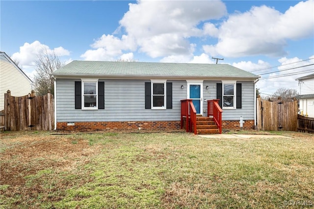 view of front of home featuring crawl space, fence, and a front lawn