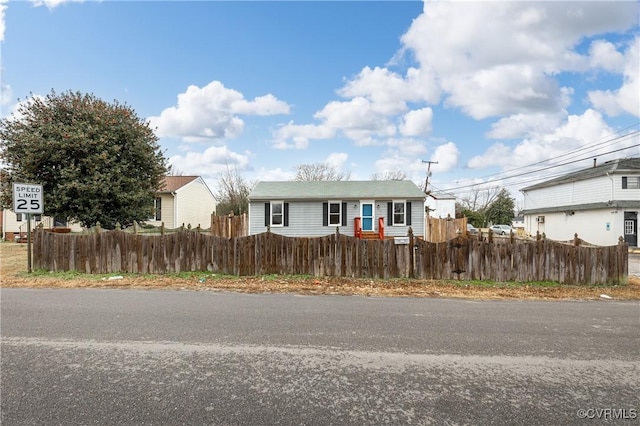 view of front of home with a fenced front yard