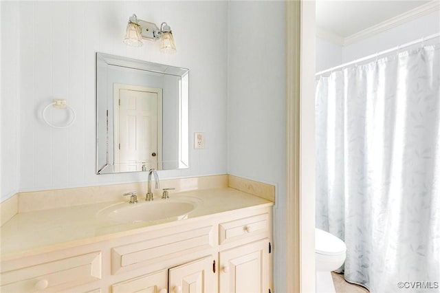 full bath featuring a shower with shower curtain, crown molding, vanity, and toilet