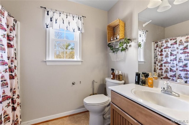 full bath featuring tile patterned floors, toilet, curtained shower, baseboards, and vanity