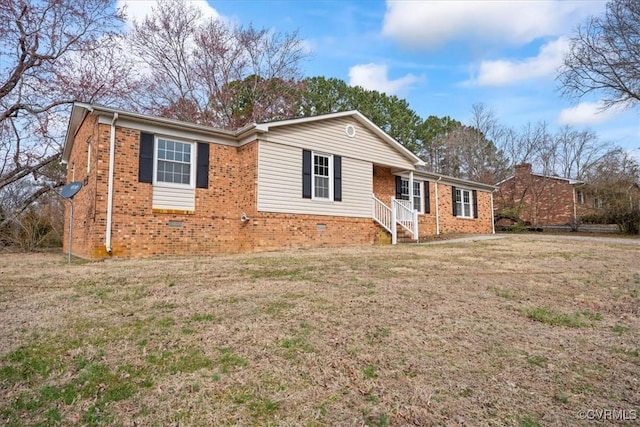 ranch-style home featuring a front lawn and brick siding