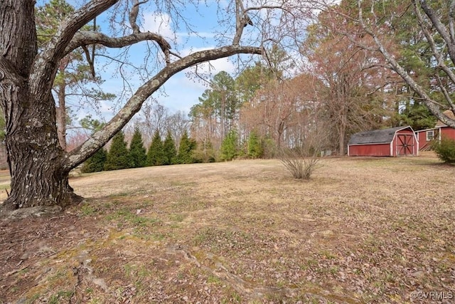 view of yard featuring an outdoor structure and a barn