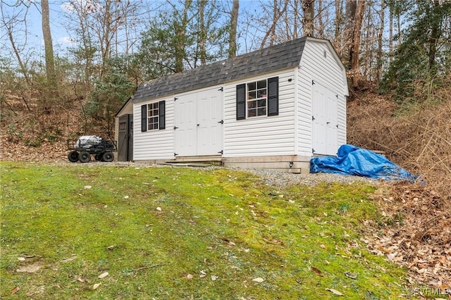 view of outdoor structure featuring an outbuilding