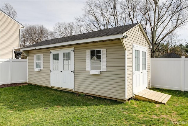 view of outdoor structure with an outdoor structure and a fenced backyard