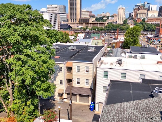 drone / aerial view with a view of city