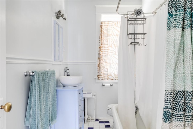 bathroom with vanity, curtained shower, and toilet