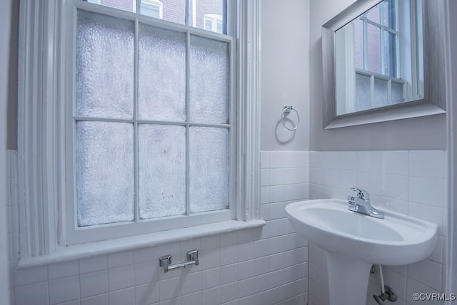 1005 W Franklin St Unit U2, Richmond, VA 23220 - bathroom with tile walls and wainscoting