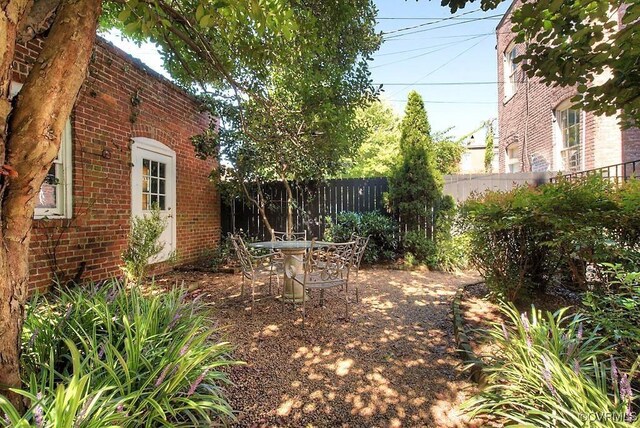 1005 W Franklin St Unit U2, Richmond, VA 23220 - view of yard with fence