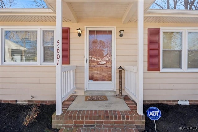 property entrance with crawl space