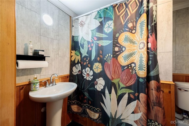 bathroom with curtained shower, toilet, and crown molding