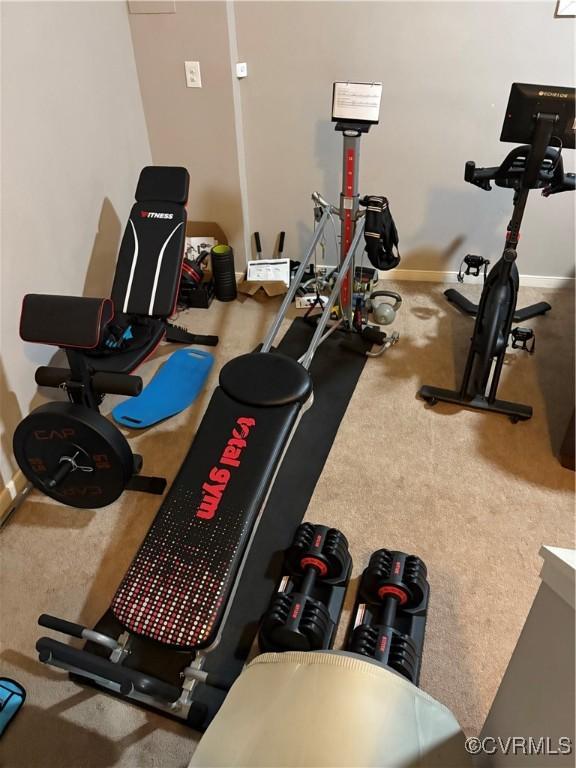 exercise room featuring baseboards