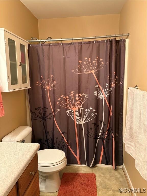 full bathroom featuring vanity, curtained shower, and toilet