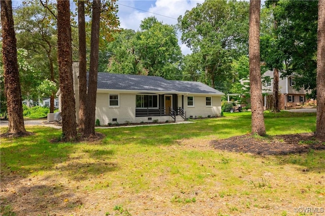 ranch-style home featuring crawl space, brick siding, and a front lawn