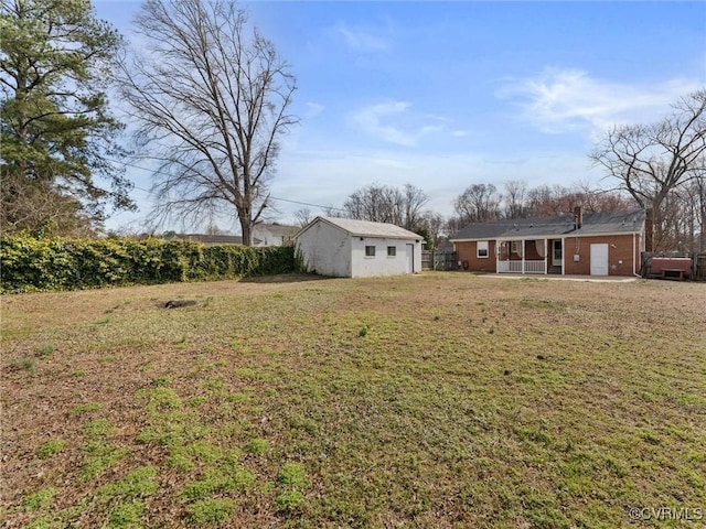 view of yard featuring an outdoor structure and a garage