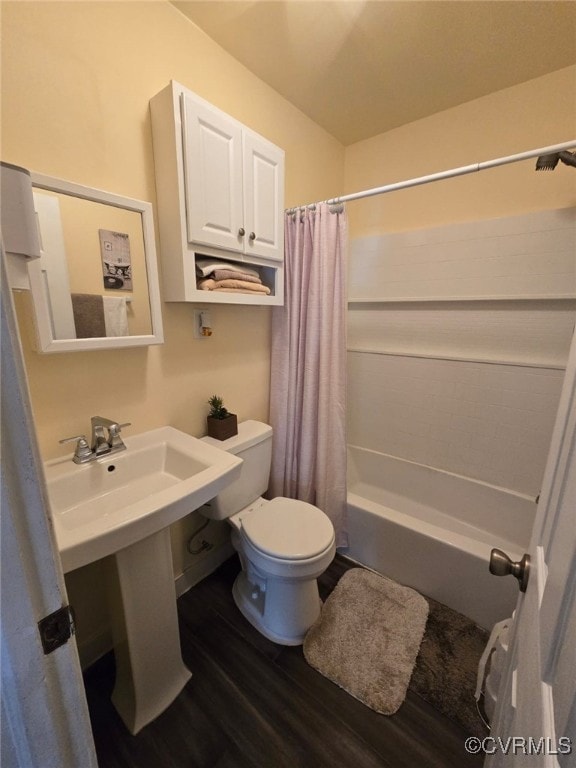 full bath featuring shower / bathtub combination with curtain, toilet, and wood finished floors