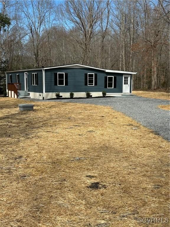 manufactured / mobile home featuring gravel driveway