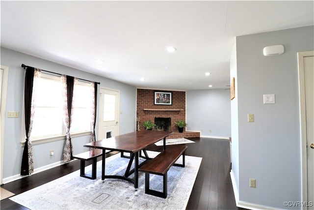 dining space featuring recessed lighting, a fireplace, dark wood-style flooring, and baseboards