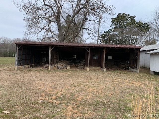 view of pole building featuring a carport and a yard