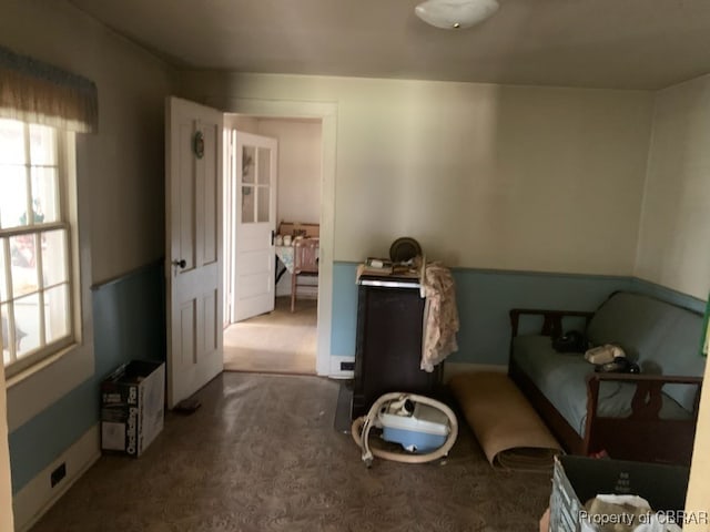 sitting room with carpet floors