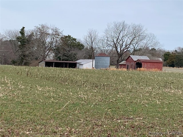 view of yard with an outdoor structure