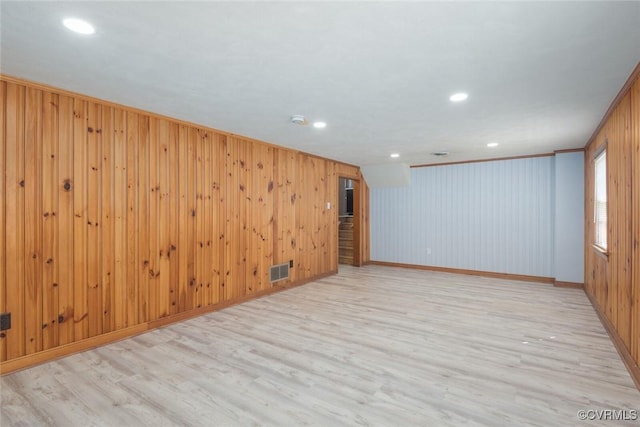 unfurnished room featuring visible vents, light wood-style flooring, recessed lighting, crown molding, and baseboards