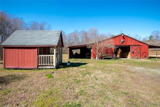 view of outdoor structure with an outbuilding