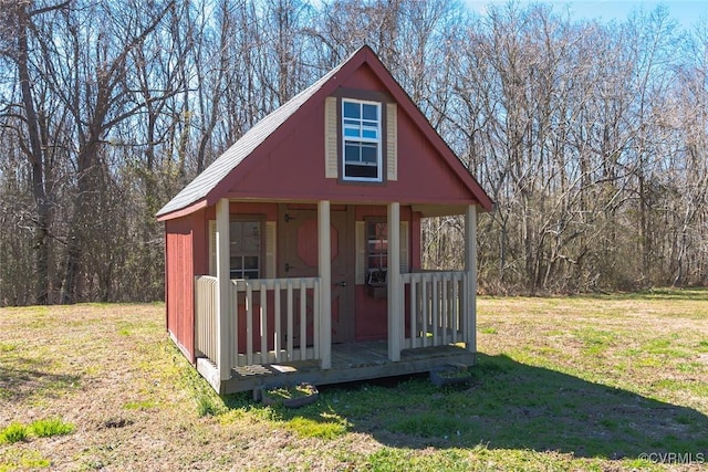 view of outdoor structure with an outbuilding and a wooded view