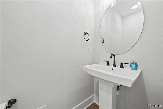 bathroom with baseboards