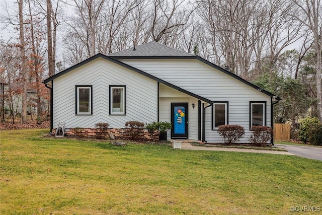 view of front facade featuring a front lawn and fence