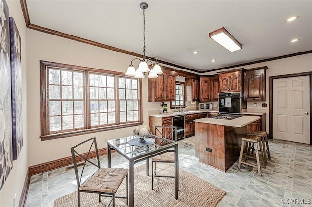 kitchen featuring a breakfast bar, light countertops, crown molding, and baseboards