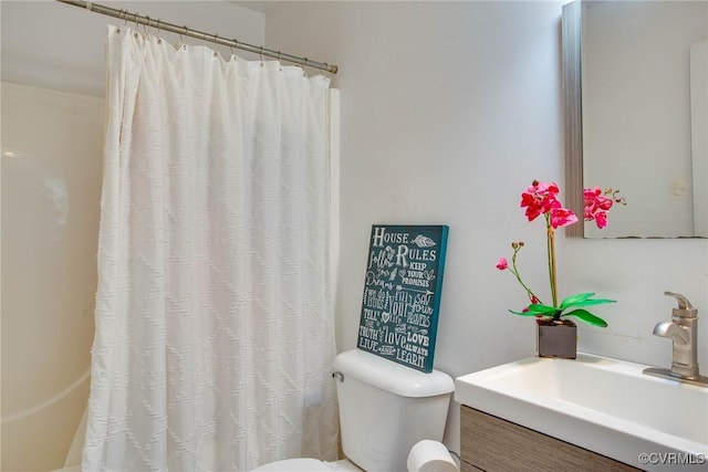 full bathroom featuring curtained shower, toilet, and vanity