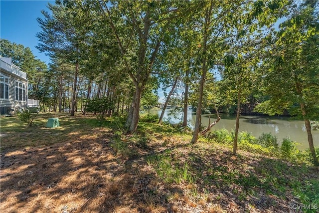 view of yard featuring a water view