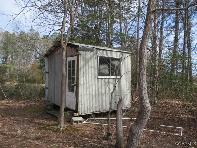 view of outdoor structure featuring an outbuilding