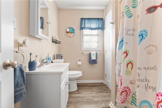 full bathroom featuring baseboards, toilet, a shower with shower curtain, wood finished floors, and vanity