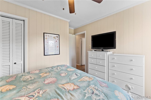 bedroom featuring a closet, ceiling fan, and ornamental molding