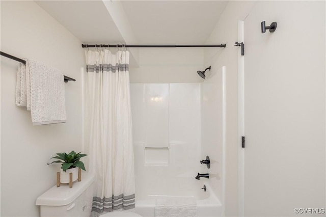 full bathroom featuring toilet and shower / bath combo