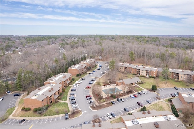 birds eye view of property featuring a forest view