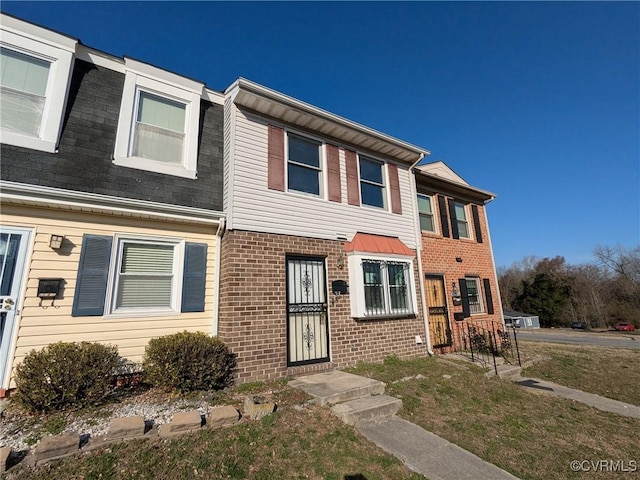 townhome / multi-family property featuring brick siding