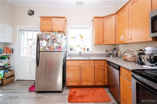 kitchen featuring a sink, visible vents, appliances with stainless steel finishes, and light wood-style flooring