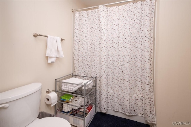 full bathroom featuring toilet and a shower with curtain