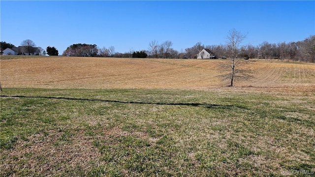 view of yard featuring a rural view