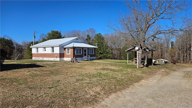 view of front of property with brick siding and a front yard